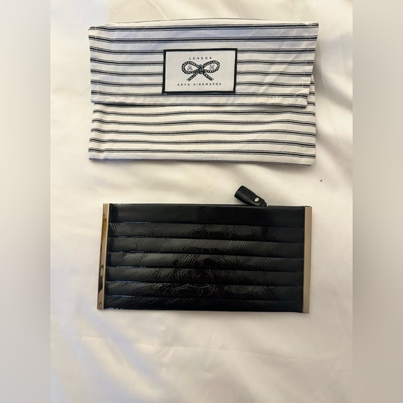 ANYA HINDMARCH PATENT LEATHER CLUTCH WITH ZIPPER AND GOD ACCENTS. With dustbag. - Picture 3 of 8